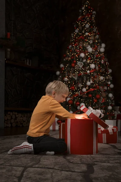 Блондинка Відкриває Різдвяний Подарунок Здивована Радісна Дитина Великими Різдвяними Подарунками — стокове фото