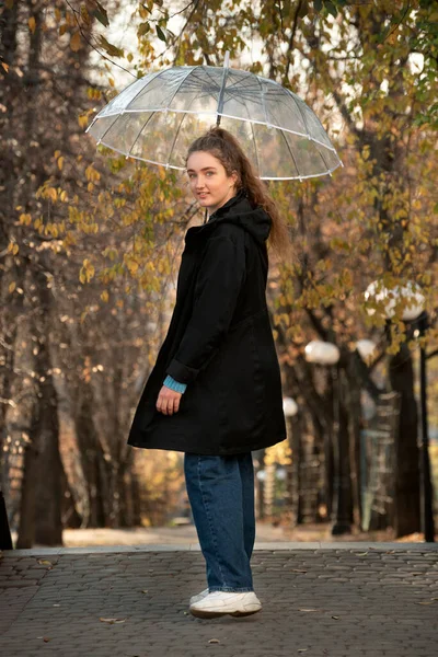 Junge Frau Unter Durchsichtigem Regenschirm Steht Halb Vor Der Linse — Stockfoto