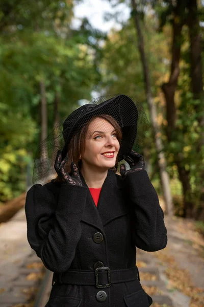 Портрет Улыбающейся Аристократки Черной Шляпе Вуалью Осенний Парк Женщина Средних — стоковое фото