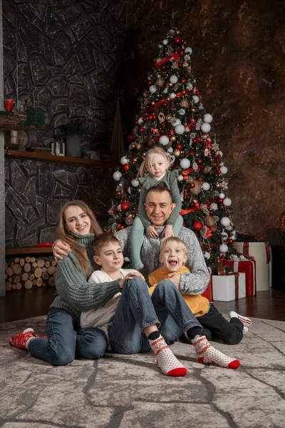 Mutlu Genç Bir Ailenin Xmas Ağacının Yanındaki Portresi Aile Noel — Stok fotoğraf
