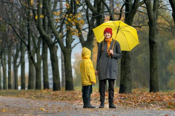 Happy Mom Yellow Umbrella Son Yellow Raincoat Stand Autumn Park — Stock Photo, Image
