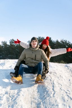 Genç bir adam ve bir kız, karlı bir tepeden ormanın arka planına ve mavi gökyüzüne doğru ilerliyorlar. Birkaç tane de açık havada. Erkek ve kadın kışın sokaklarda eğlenir.