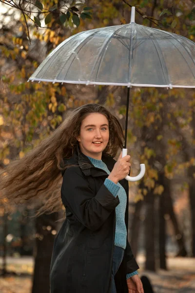 Vacker Tjej Med Långt Hår Virvlande Transparent Paraply Höstparken Kvinna — Stockfoto
