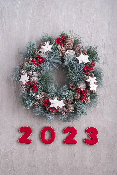 Nyårsinredning Med Nummer 2023 Julkrans Vintersemester Mönster Ljusgrå Vägg Bakgrunden — Stockfoto