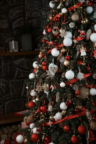 Árvore Natal Com Bela Decoração Vermelha Branca Decorações Natal Ouropel — Fotografia de Stock
