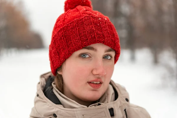 Hermosa Mujer Joven Mirada Cámara Sombrero Punto Rojo Moda Mitones —  Fotos de Stock