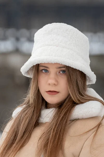 Mujer Joven Seria Panama Piel Blanca Moda Abrigo Piel Oveja —  Fotos de Stock