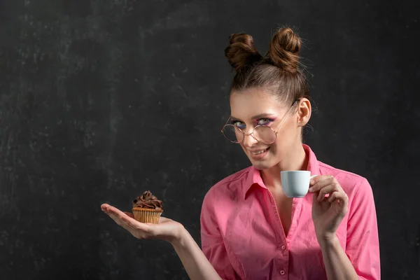 Portret Ładnej Dziewczyny Okularach Różowej Koszuli Filiżanką Kawy Czekoladową Babeczką — Zdjęcie stockowe