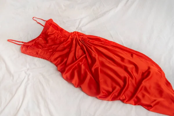 Vestido Elegante Vermelho Tiras Finas Vestido Mulher Feito Cetim Seda — Fotografia de Stock