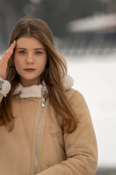 Retrato Chica Lápiz Abrigo Piel Oveja Beige Parque Cubierto Nieve —  Fotos de Stock