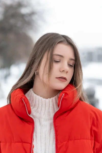 Close Retrato Menina Bonito Com Maquiagem Leve Jaqueta Vermelha Inverno — Fotografia de Stock