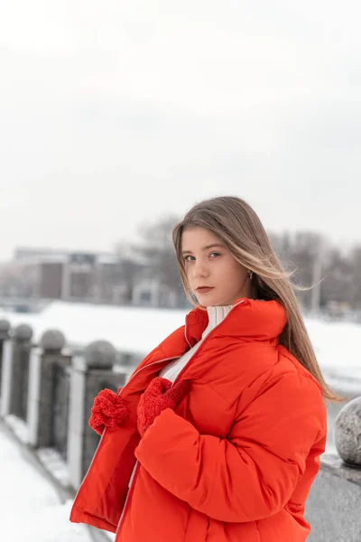 Retrato Menina Bonita Jaqueta Vermelha Desabotoada Luvas Tricotadas Inverno Ponte — Fotografia de Stock