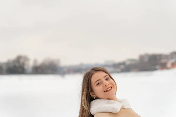Retrato Chica Sonriente Ropa Interior Caliente Mujer Joven Tiene Fondo —  Fotos de Stock