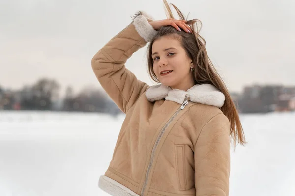 Brünettes Mädchen Posiert Wunderschön Modischen Beigen Schaffell Mantel Mit Weißem — Stockfoto
