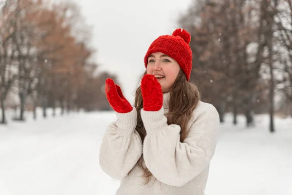 Сміється Щаслива Дівчина Червоному Капелюсі Рукавицях Зимовому Парку Красива Молода — стокове фото