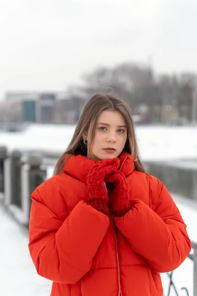 Retrato Tristeza Menina Bonito Com Maquiagem Leve Jaqueta Vermelha Inverno — Fotografia de Stock