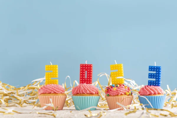 Velas Colores Forma Números 2023 Cupcakes Muffins Vacaciones Sobre Fondo —  Fotos de Stock
