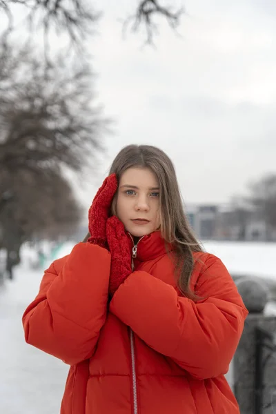 Mulher Jovem Bonita Jaqueta Vermelha Tricotado Mitenes Tristeza Olhar Parque — Fotografia de Stock