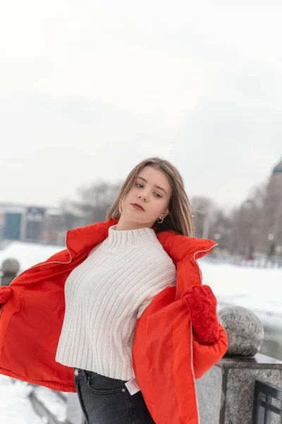 Стройная Девушка Белом Вязаном Свитере Красной Короткой Куртке Вязаными Варежками — стоковое фото