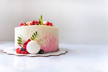 Böğürtlen ve badem kurabiyesi süslemeli yaz meyveli pasta. Tatil ya da doğum günü pastası. Böğürtlenli tatlı. Boşluğu kopyala.