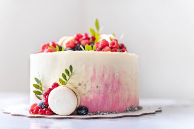 Meyveli pasta, böğürtlen ve kurabiye süslemesi. Tatil ya da doğum günü pastası. Şekerciden tatlı.