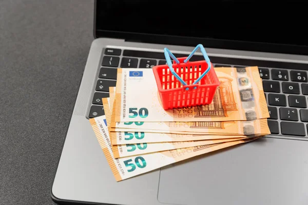 Toy Miniature Shopping Cart Cash Euros Laptop Keyboard Concept Online — Fotografia de Stock