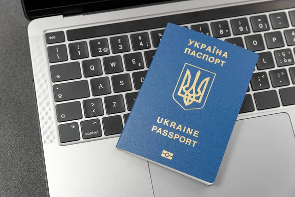 Ukraiński Paszport Klawiaturze Laptopa Widok Góry Rejestracja Online Dla Ukraińców — Zdjęcie stockowe
