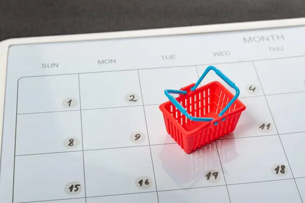Pequeno Carrinho Compras Fundo Calendário Horário Agendado Para Compras Supermercado — Fotografia de Stock