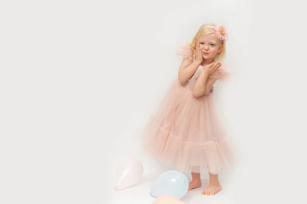 Красивая Маленькая Девочка Розовом Шифона Платье Забавные Позы Маленькая Девочка — стоковое фото
