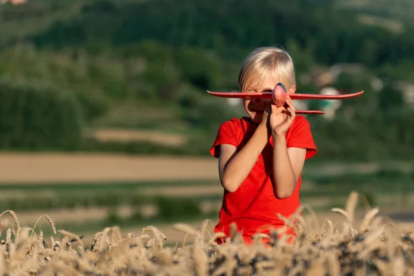 Engraçado Menino Anos Com Cabelo Loiro Brincar Com Avião Vermelho — Fotografia de Stock