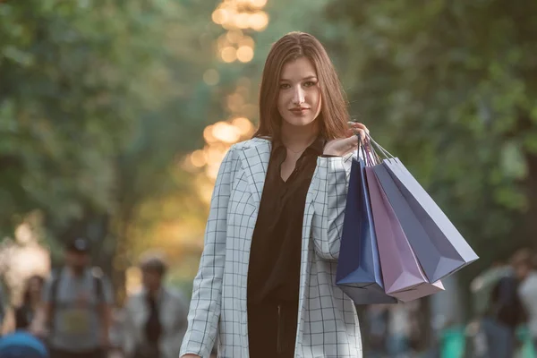 공원에 쇼핑백을 여자의 성공적 쇼핑을 돌아온 — 스톡 사진