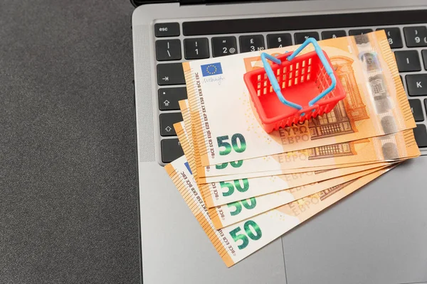 Online Shopping Miniature Shopping Cart Cash Euros Laptop Keyboard European — ストック写真