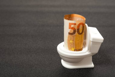 Tuvalette 50 Euro nakit para. Para israfı kavramı, parayı tuvalete atmak.