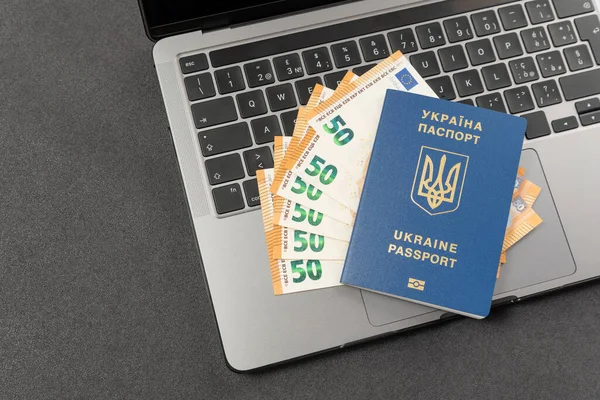 Passaporte Cidadão Ucrânia Notas Euro Computador Portátil Sobre Fundo Cinzento — Fotografia de Stock