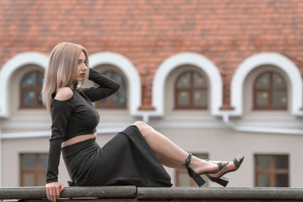 Attraktive Junge Frau Mit Langen Blonden Haaren Trägt Schwarze Kleidung — Stockfoto