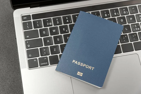 Blauw Paspoort Laptop Toetsenbord Kopieer Ruimte Lege Omslag Online Visum — Stockfoto