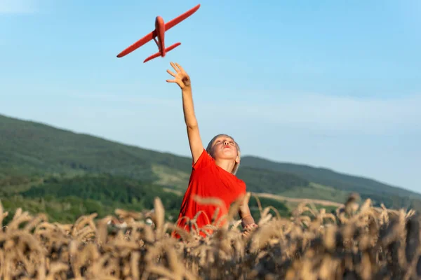 Šťastný Chlapec Odstartovat Model Letadla Nebe Šťastné Bezstarostné Dětství Hračkové — Stock fotografie