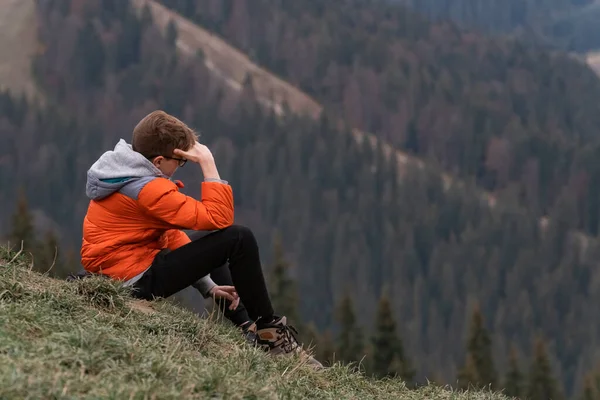 Üzgün Genç Yamaçta Oturuyor Çocuk Dağlarda Dinleniyor Yürüyüşteki Sonbaharda Çocuk — Stok fotoğraf