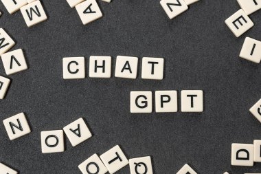 KHARKIV, UKRAINE - 27 HAZİRAN 2023: Küpler, CHAT GPT kelimelerini kaotik kare beyaz harf alfabesiyle çevrili olarak oluştururlar. ChatGPT OpenAI tarafından geliştirildi
