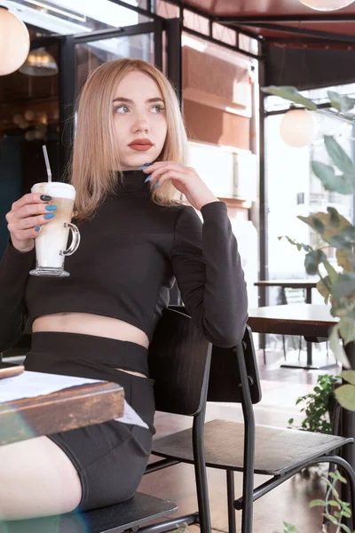 Portret Młodej Blondynki Kawiarni Dziewczyna Lubi Kawę Latte Stołówce Rama — Zdjęcie stockowe