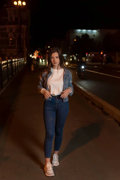 Молодая Женщина Ходит Ночной Улице Стильная Привлекательная Девушка Джинсовой Куртке — стоковое фото