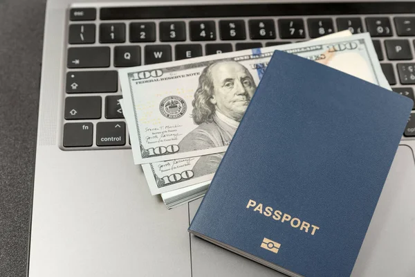 Passaporte Espacial Cópia Coberto Azul Teclado Laptop Com Dólares Dinheiro — Fotografia de Stock