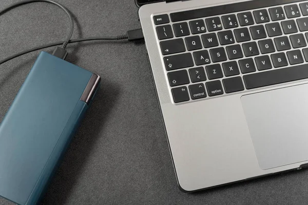 Ноутбук Заряджається Powerbank Ноутбук Зверху Під Єднаний Шнуром Зовнішньої Батареї — стокове фото
