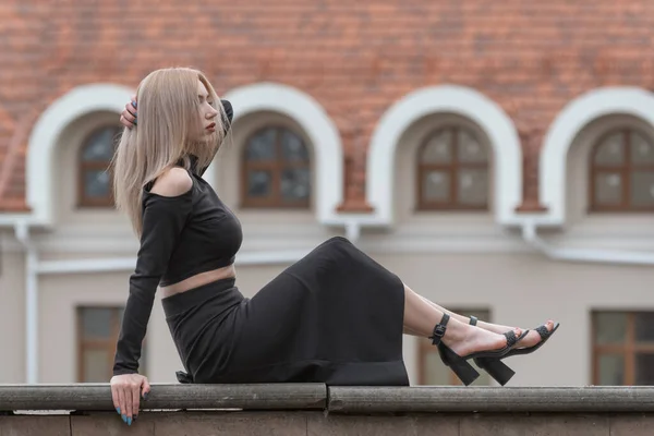 Jeune Femme Attrayante Avec Longs Cheveux Blonds Porte Des Vêtements — Photo