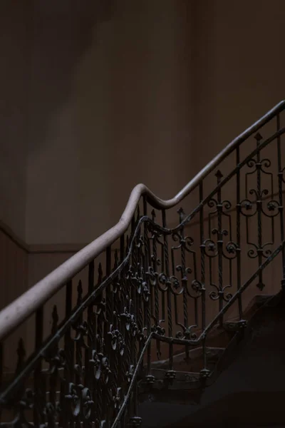 Nyitott Régi Lépcsőház Egy Régi Házban Század Építészete Hamisított Korlát — Stock Fotó