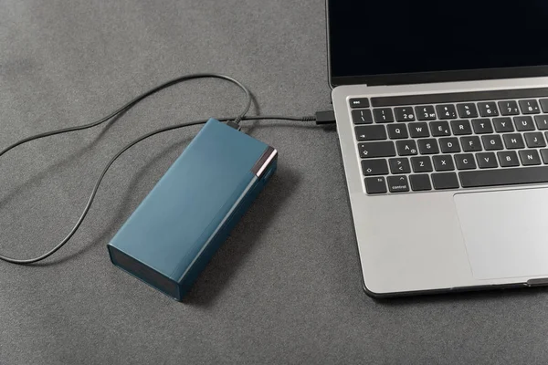 Ноутбук Підключений Шнуром Зовнішньої Батареї Робоче Місце Ноутбуком Заряджається Енергетичним — стокове фото