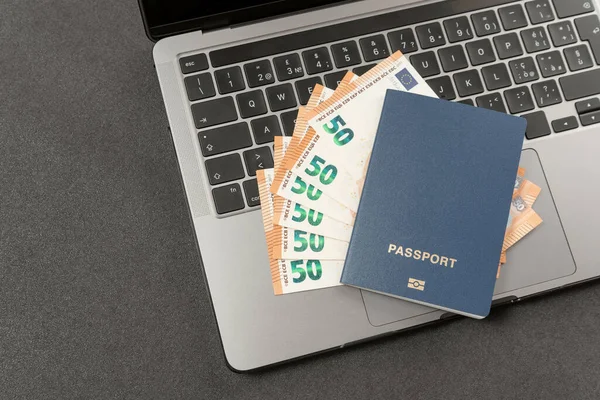 Passaporte Azul Com Tampa Vazia Com Euro Dinheiro Teclado Laptop — Fotografia de Stock