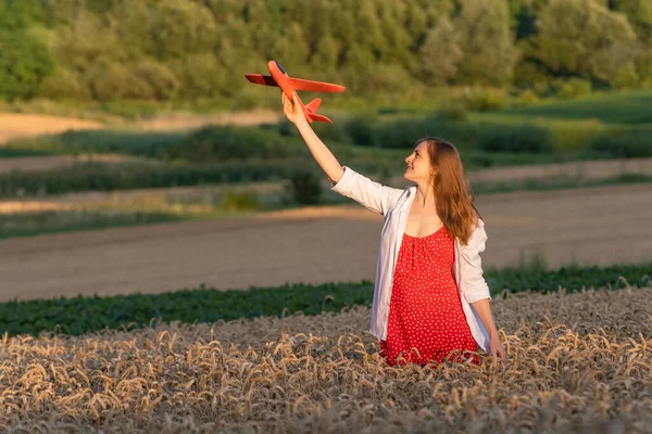 Krásná Mladá Žena Červených Šatech Bílé Košili Hračkou Letadlo Ruce — Stock fotografie