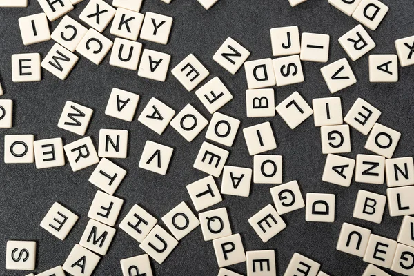 灰色の背景に正方形の白いタイルで作られた英語のアルファベット 英語学習の概念 スクラブルゲーム — ストック写真