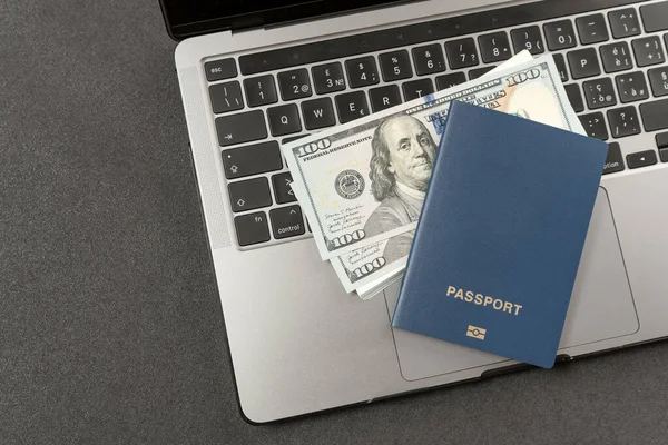 Passaporte Azul Coberto Vazio Teclado Portátil Com Dólares Americanos Dinheiro — Fotografia de Stock